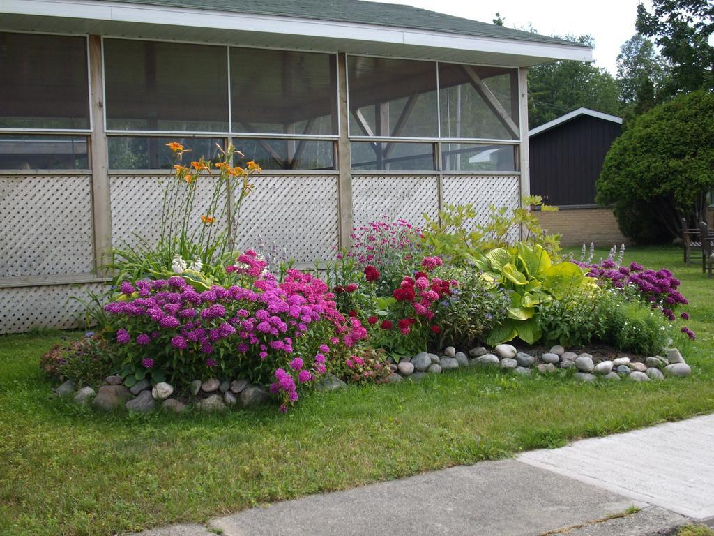 Carolyn Beach Inn Thessalon Esterno foto