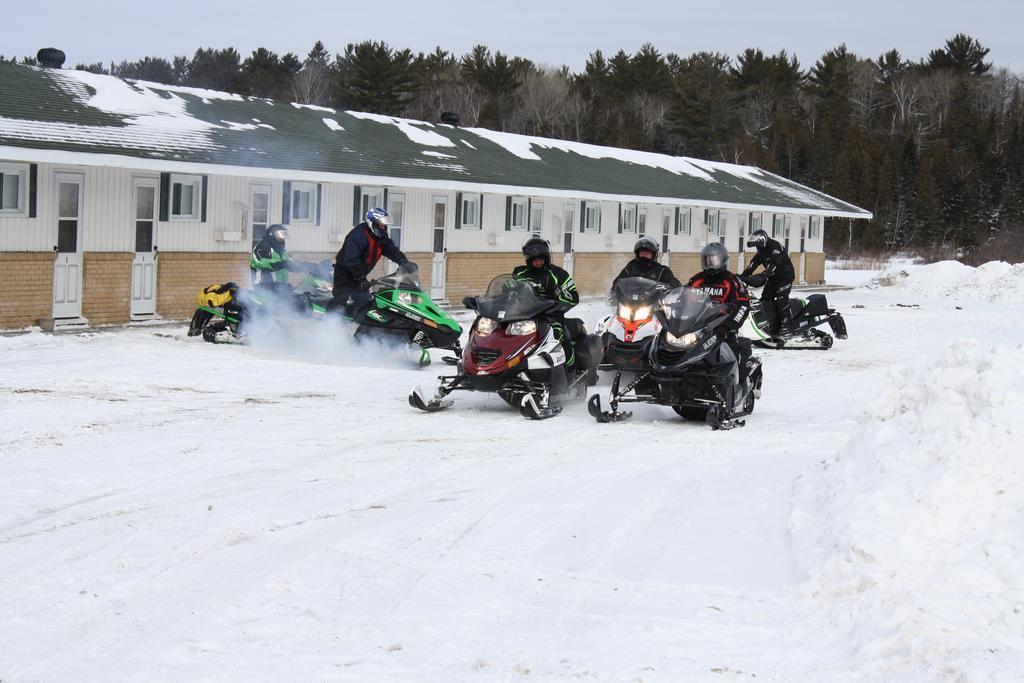 Carolyn Beach Inn Thessalon Esterno foto