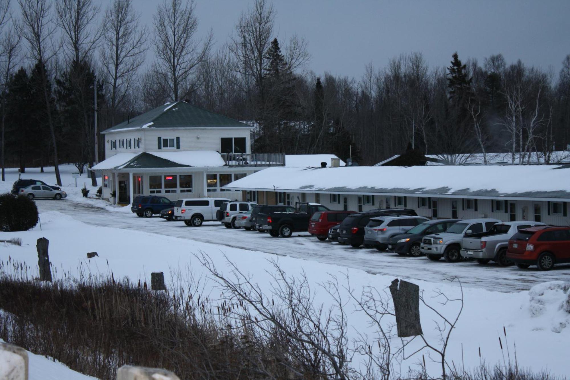 Carolyn Beach Inn Thessalon Esterno foto