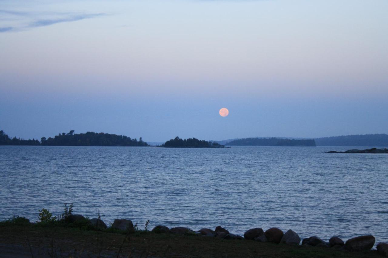 Carolyn Beach Inn Thessalon Esterno foto